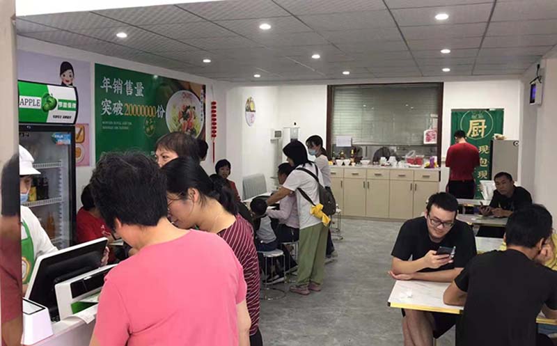 天氣冷了吃什么，來(lái)胃口福吃餃子，鮮香味十足，太好吃了